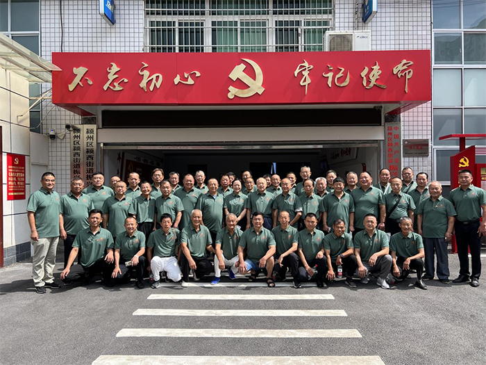 颍西街道振兴社区开展“忆峥嵘，守初心”八一座谈会